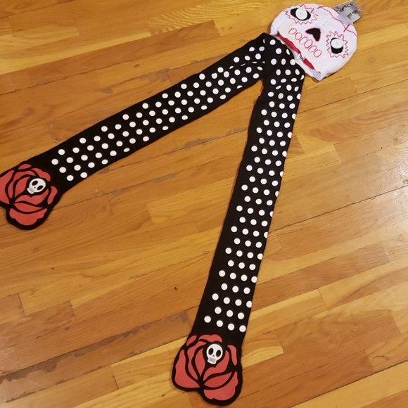 🆕️ Skull Roses Beanie & Polkadot Scarf w Pockets - Picture 4 of 8